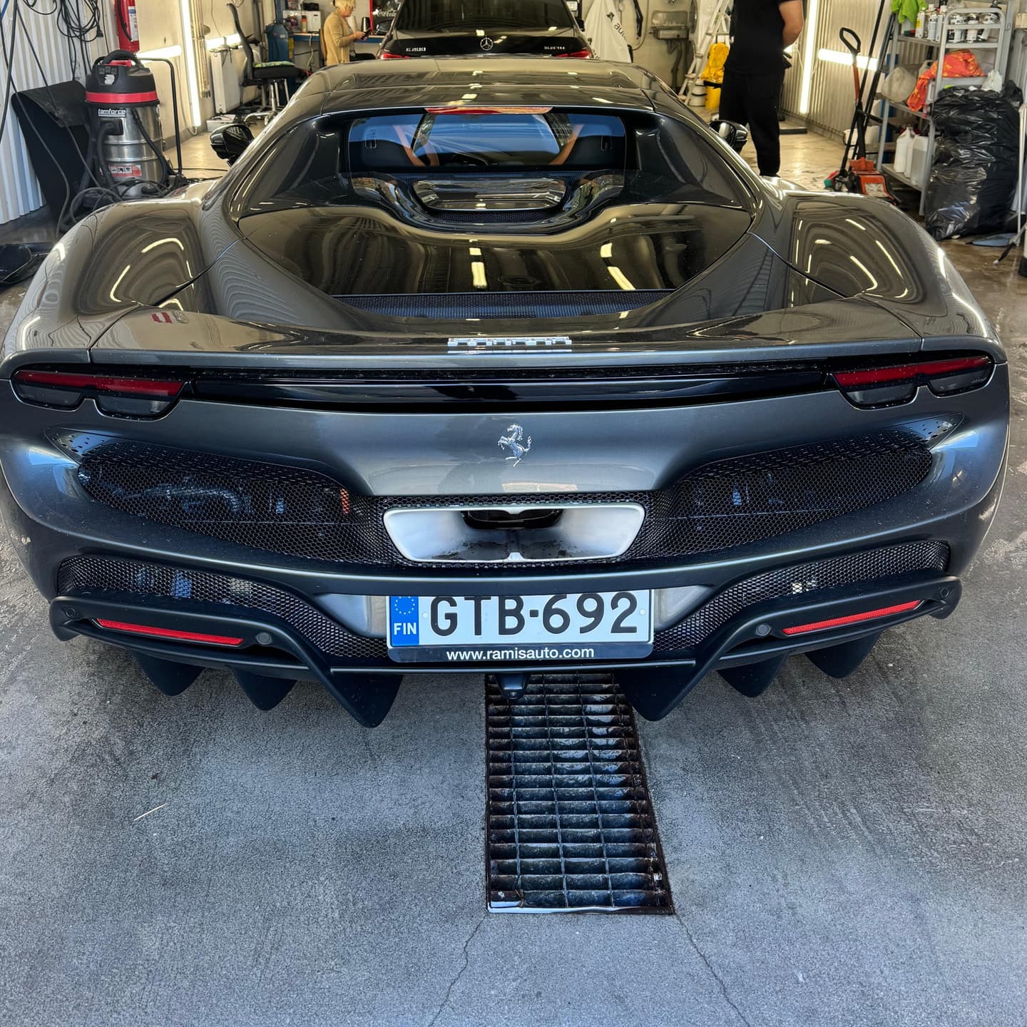 Ferrari pesuhallissa puhdistuksen jälkeen