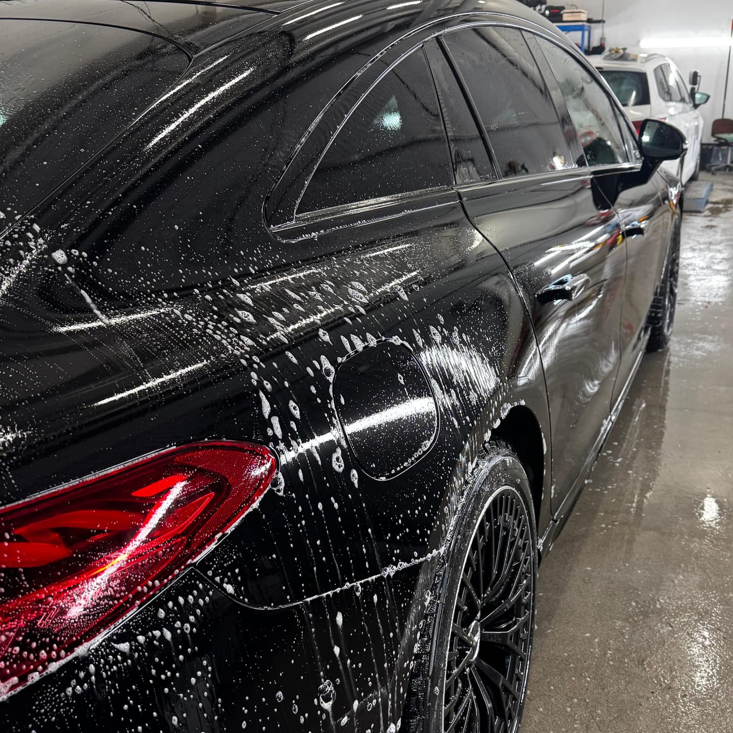 Mustan auton kylki viimeistellyssä valossa